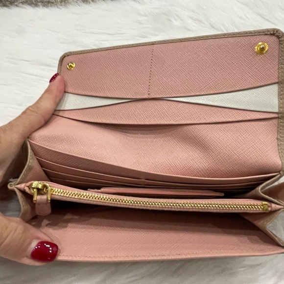 11129 Prada Wallet with box - Picture 8 of 17
